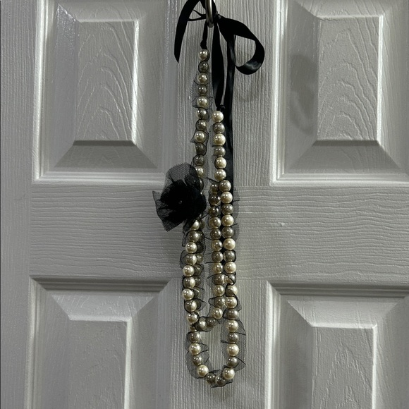 Elegant Black Faux Fur Shrug with Pearl Necklace - Picture 5 of 5